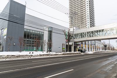 [イメージ] 北海道事業所があるビル。外に出ることなく最寄り駅に行くことができます。