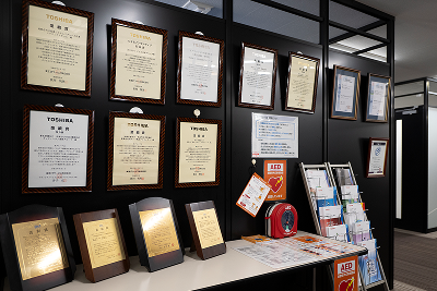 [イメージ] 2階入り口には、表彰状や認定書の数々が所狭しと並んでいます。