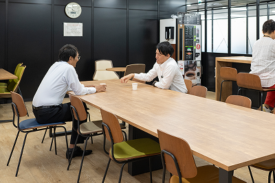 [イメージ] 業務の合間にくつろげる、広々としたリフレッシュルーム。