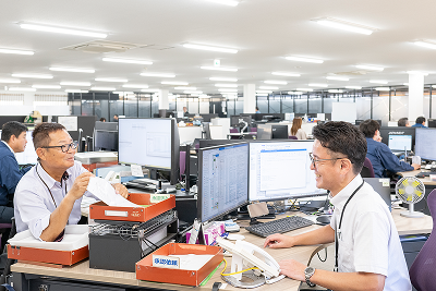 [イメージ] 業務中も和やかな会話が弾みます。