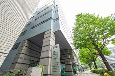 [イメージ] 仙台駅から徒歩10分以内で到着する、大通りに面した東北事業所のビル。