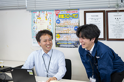 [イメージ] 若手保守員に、フレンドリーに話しかける北村サービス担当長。
