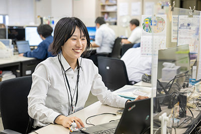 [イメージ] 「職場実習でやりがいを感じ、保守を希望しました」と笑顔で話す女性保守員。