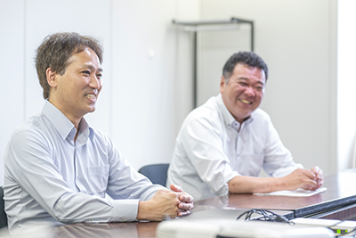 [イメージ] お話を伺った北村サービス担当長（左）と営業担当の高橋主任（右）。